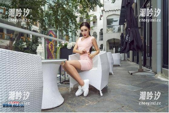 繁忙的秋季，爱丝的美图资源就藏在那片红叶之间。