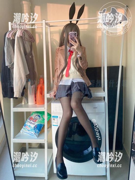 在AT鲨的双马尾图集中，你能找到什么呢？原图好像暗藏玄机！