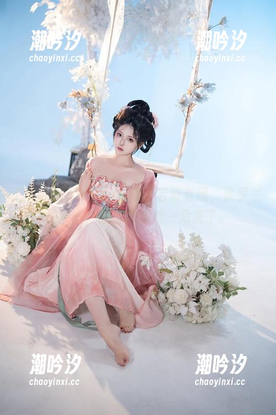 图片中Natsuko夏夏子若隐若现，紫罗兰的风吹得我都想去摘一朵来了。