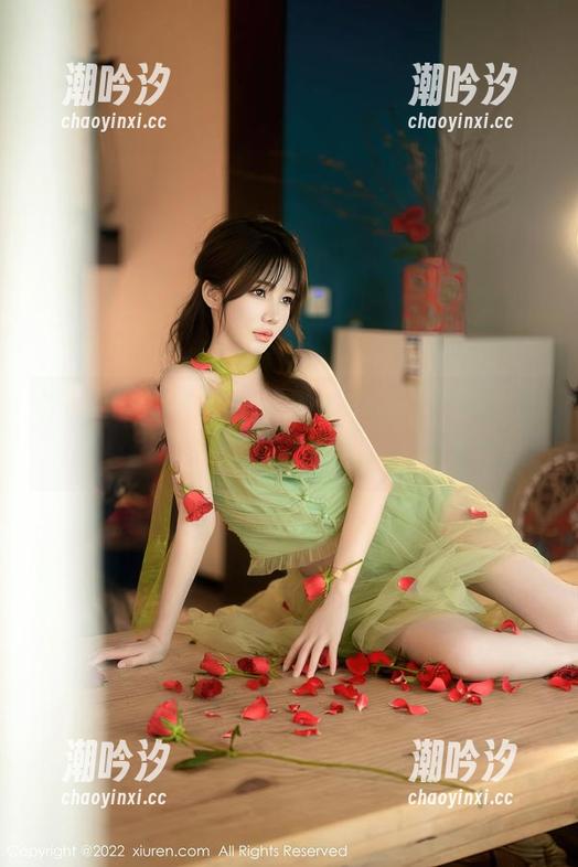 Xiuren秀人网 - 金小依的白裙写真，背景有点blurry，但她的风采却是真实的
