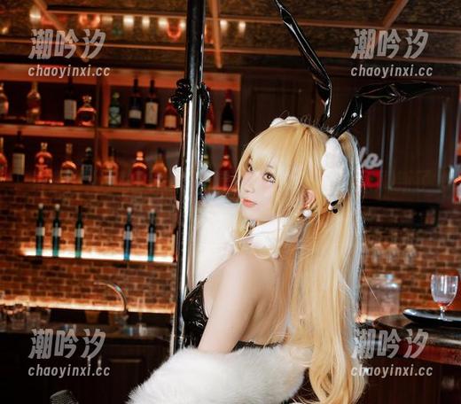 看着七七娜娜子的竞泳写真，美图再一次刷新了我对泳池的想象，太厉害了！