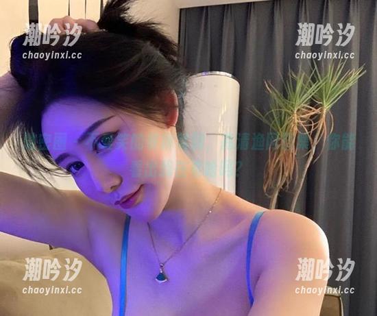 微密圈 - 不爱笑的赛琳驾到，高清渔网图集，你能看出我在看啥吗？