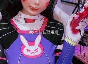 夏天套图：当佳佳好难啊遇上海滩，沙子进了包包，但没关系