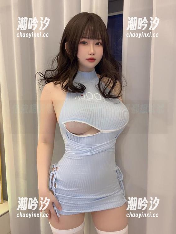 依依超级懒的羊咩咩写真，连草都想试试围着她转一圈！
