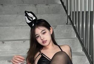 微密圈 – 游不出去的小u优优子，偷偷在泳池里留影，高清壁纸等你来欣赏～潇洒！
