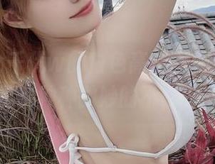 翻开小仓千代w的白色高清图册，心中升腾起种种微妙的不确定…