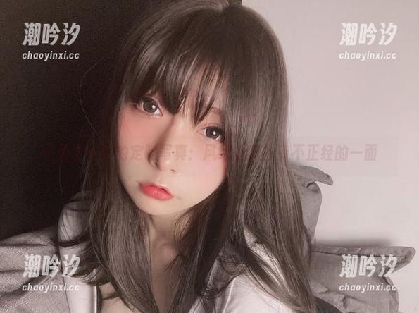 小泉学姐吖的定制写真：风纪委员也有不正经的一面