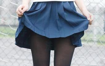 过膝白丝牛仔短裙的完美墨镜搭配，少女秩序再次出手，图片美到让人滑落个别想法。