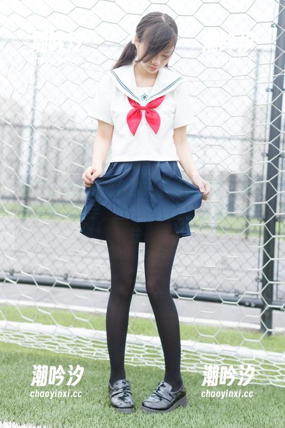 过膝白丝牛仔短裙的完美墨镜搭配，少女秩序再次出手，图片美到让人滑落个别想法。
