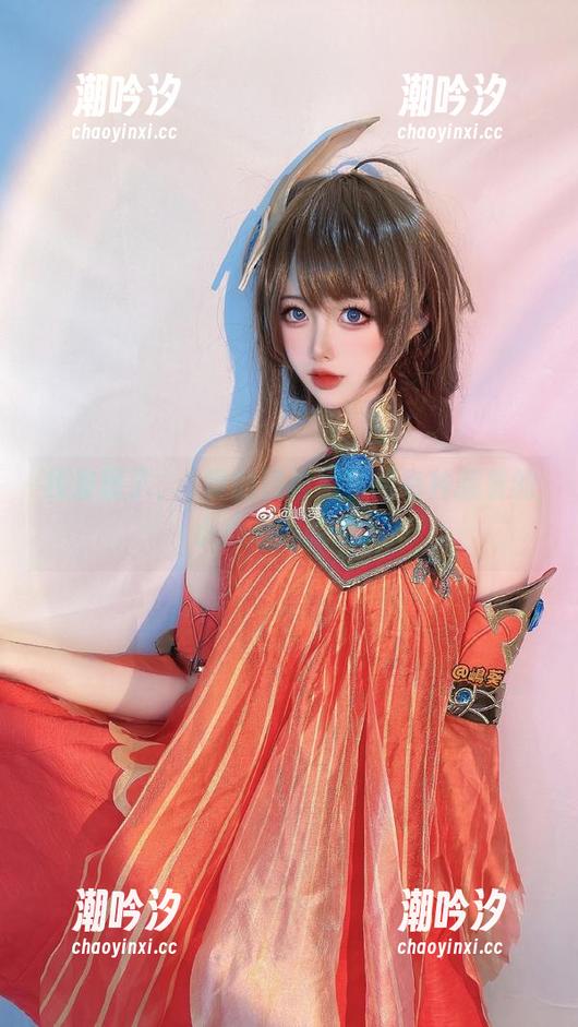 我发现了，嶋葵的凌波酱套图有种藏着的小心思，哈哈。