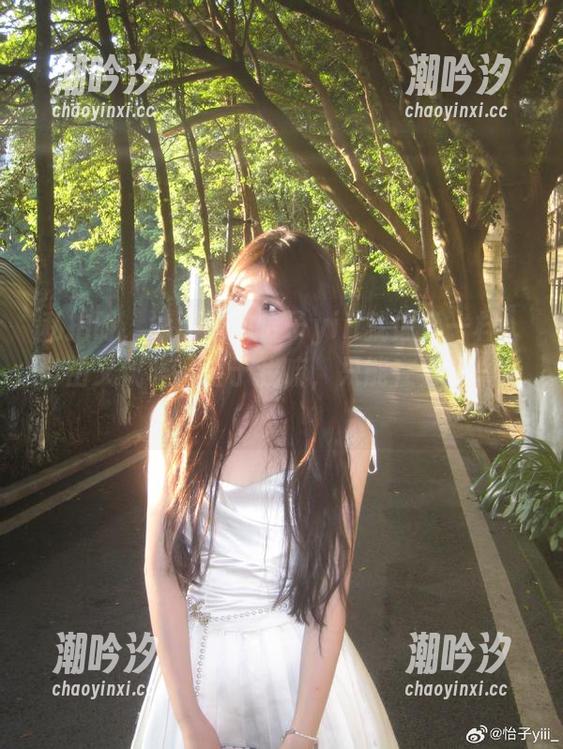 私拍时，泳池里的怡子yiii就像鱼一样，自由又优雅，至于我嘛，只能在旁边摸鱼！