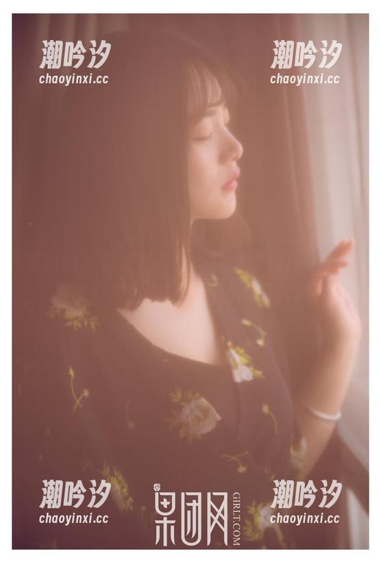 果团网 - 黑色的魅力，让黄歆苑在线犹如黑夜中的那盏灯，高清闪闪发光！