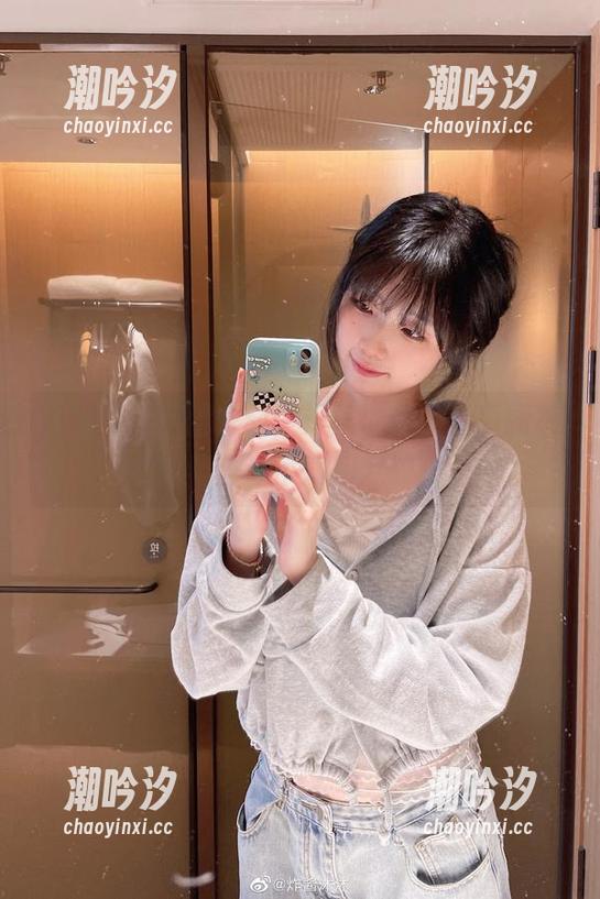 间桐樱的氛围舞动，炸酱沐沐的写真图集中透着些许不知所云的美。
