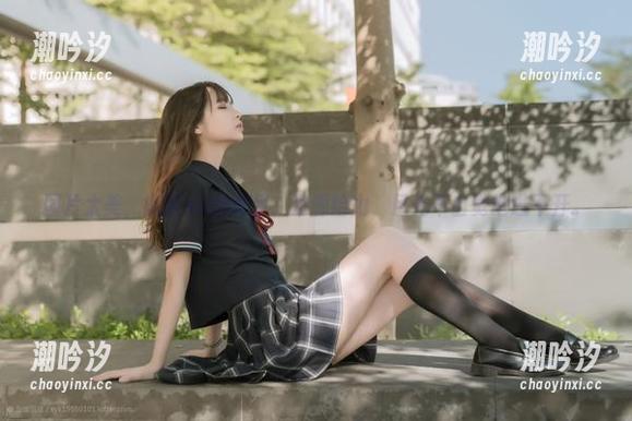 图片太美，疯猫ss的美足，资源给力，目光不自觉地逃不开。