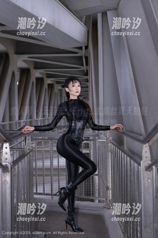秀人网 - 无圣光：Egg_尤妮丝夏天的轻松写照，随意却又抓眼