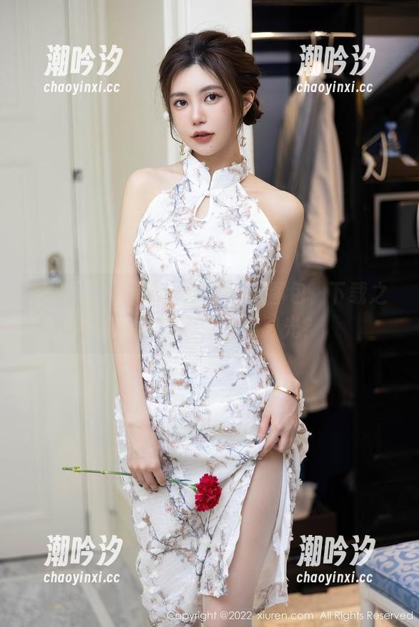 秀人网 - Emily尹菲的JK图包，下载之后会不会误入课桌时光？