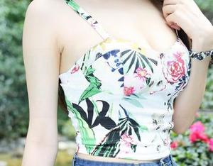 美媛馆 – 见过定制的毛衣，但像杨晓青儿这种穿法，我只服她了。
