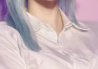 做个真正的花兮_honoka，踩在草地上的裸足cos