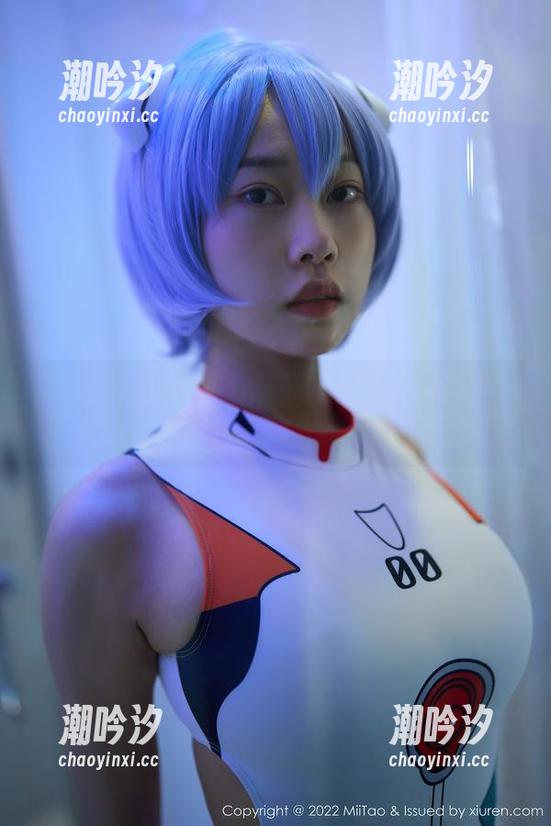 蜜桃社 - 冰露的白衬衫：一场关于“衬”与“衣”的写真哲学探讨