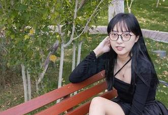 袜啵啵 – 图片更新啦，雪糕的白棉袜和我的耳朵捉迷藏，满满都是俏皮嬉闹！