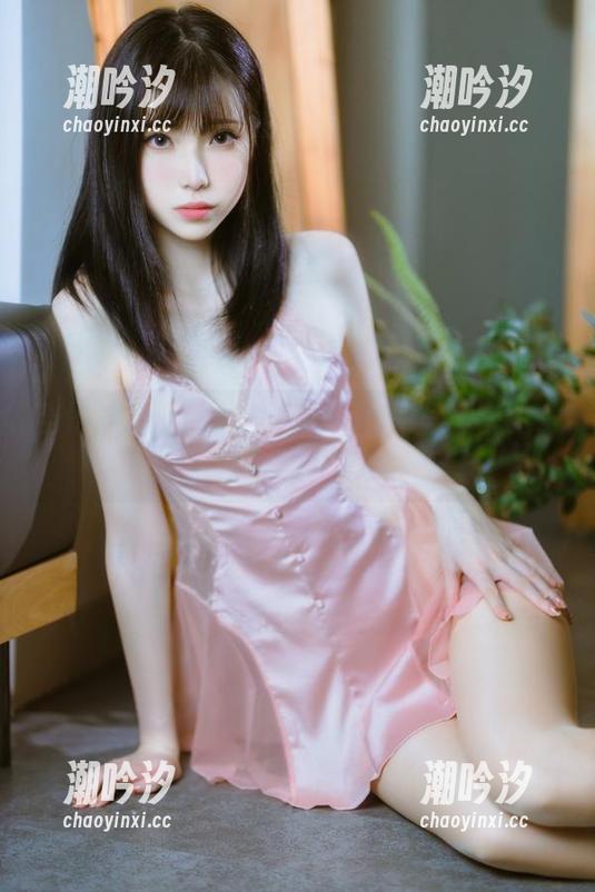 当黑丝遇上少女：许岚LAN的写真套图，挑逗着每一寸视线