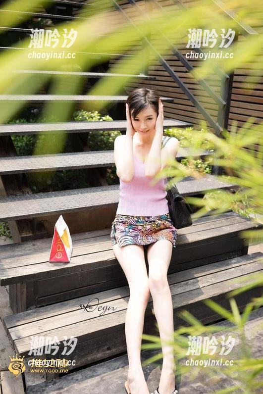 青豆客 - 何晨曦的私拍美图，丝袜有时也是一种态度…？
