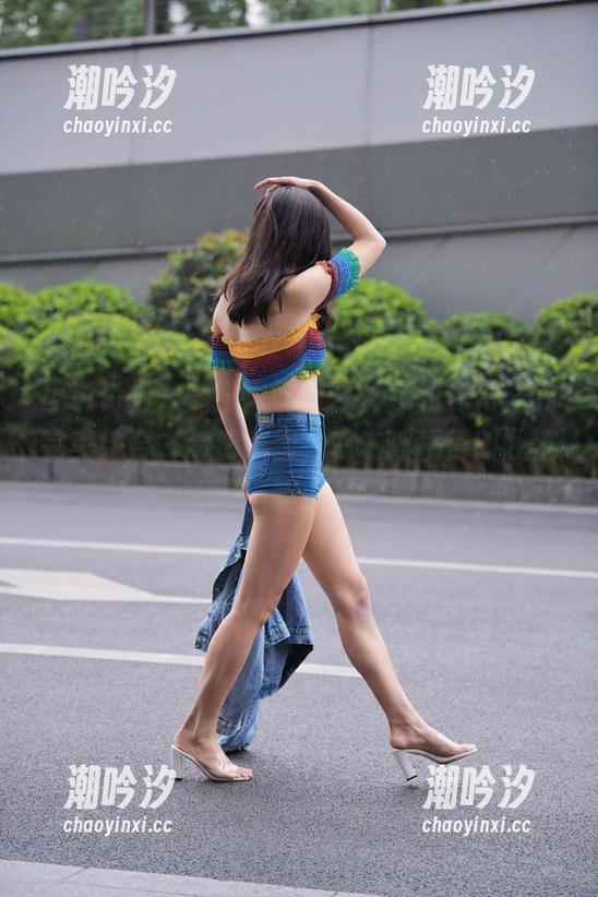 魔镜街拍 魔镜街拍——御风而过,长腿和包臀裙的完美结合,高清美图,左右摇摆得叫我沉醉。